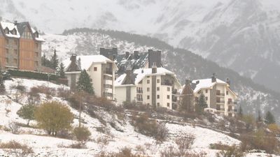 Puntos del Pirineo cubiertos por la nieve este lunes.