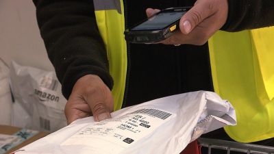 Entrega de un paquete de una compra online. / CARTV