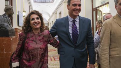 El presidente del Gobierno, Pedro Sánchez (c), junto a la ministra de Hacienda y Función Pública, María Jesús Montero (i), este jueves. / EFE