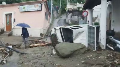 El barro, las rocas y los coches arrastrados ocupan las calles de Cassamicciola Terme. / AFP