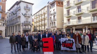 Miembros de los seis partidos que conforman la plataforma, en la plaza del Torico de Teruel. / Antonio García - EFE.