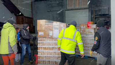 Un grupo de ocho voluntarios reparten 25 toneladas de comida en Ucrania. / Javier Martín