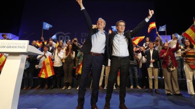 Jorge Azcón y Alberto Núñez Feijóo, durante el acto celebrado en Zaragoza. / Javier Belver - EFE.