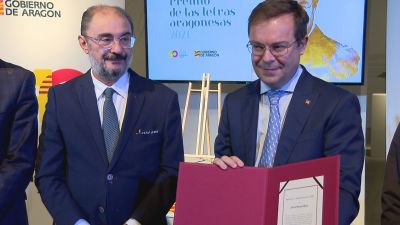 Javier Sierra recibe el premio de manos del presidente de Aragón, Javier Lambán.