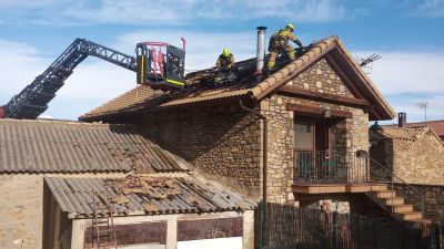 El incendio ha arrasado unos 25 metros cuadrados de la cubierta de la vivienda, en Barós (Huesca). / Diputación de Huesca