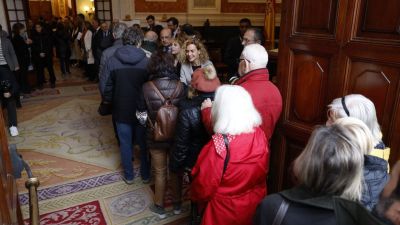 Meritxell Batet, presidenta del Congreso, recibe a los primeros visitantes de la Jornada de Puertas Abiertas. / Congreso de los Diputados