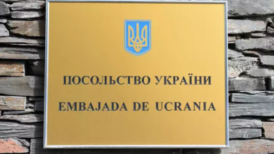 Imagen de archivo de la placa de la embajada de Ucrania en Madrid. / Europa Press
