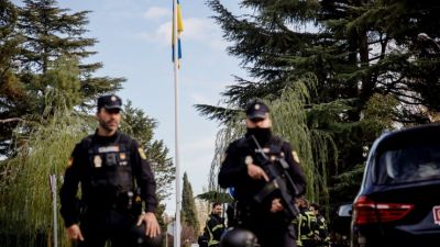 Agentes de la Policía, delante de la embajada de Ucrania en Madrid, el pasado miércoles. / Carlos Luján / Europa Press