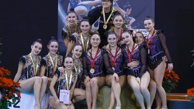 Las chicas del Club Esther Domínguez posan con la medalla de oro.