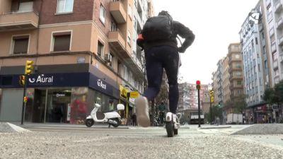 Imagen de archivo de un joven en patinete.