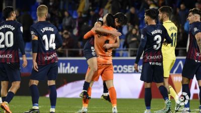 Los jugadores de la SD Huesca celebran un triunfo en El Alcoraz.