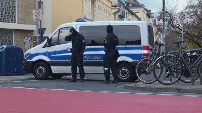 Agentes de la policía alemana junto a su vehículo durante la operación. / Reuters