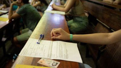 Jóvenes antes de empezar un examen de la EvAU. / Europa Press
