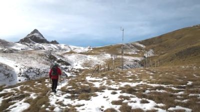 Turista paseando por el Valle de Tena
