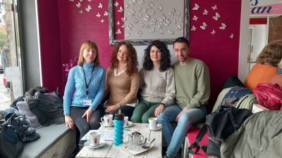 De izquierda a derecha, Tetiana, Viktoria, Anastasia y Oleh, en un bar en Zaragoza.