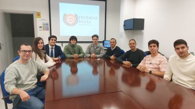 Miembros del equipo ganador de la Liga de Bolsa Universitaria.