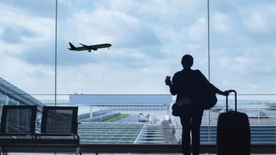 Un viajero en un aeropuerto. / Pixabay
