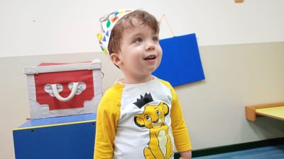 Didac tiene una enfermedad muy rara que forma huesos en músculos y tendones.