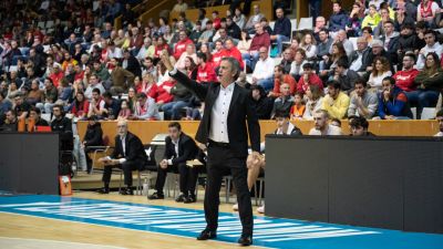 Porfirio Fisac da instrucciones a sus jugadores durante el encuentro.