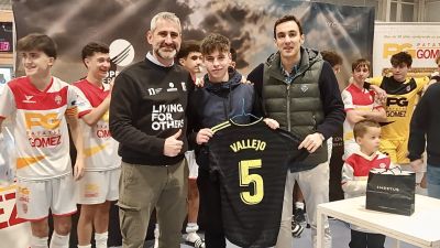Entre los donantes de alimentos se sorteo una camiseta de Jesús Vallejo, uno de los padrinos de esta recogida de alimentos.
