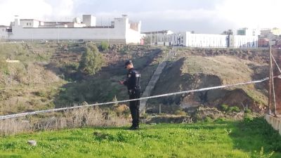 Un agente de la Policía, en la zona donde se ha hallado el cadáver de un niño de ocho años que había desaparecido  horas antes. / EP.