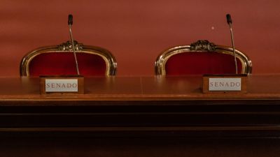 Dos asientos en la sala Manuel Broseta Pont durante la primera jornada de puertas abiertas del Senado, a 30 de noviembre de 2022, en Madrid. / Carlos Luján - Europa Press