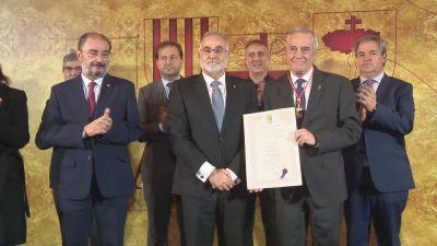 El Lugarteniente del Justicia de Aragón, Javier Hernández, entregan la Medalla de Oro del Justicia al pueblo aragonés, recogido por el presidente de las Cortes de Aragón, Javier Sada en Ejea de los Caballeros (Zaragoza).