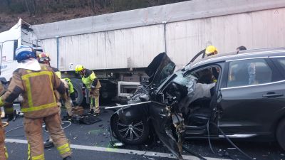 Los fallecidos son el conductor y uno de los pasajeros del turismo, mientras que los dos heridos graves son otro de los ocupantes del turismo y el conductor del camión.
