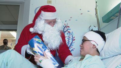 El también conocido como Santa Claus ha adelantado su viaje desde Laponia para visitar a los pequeños ingresados en el Hospital Infantil Miguel Servet de Zaragoza.
