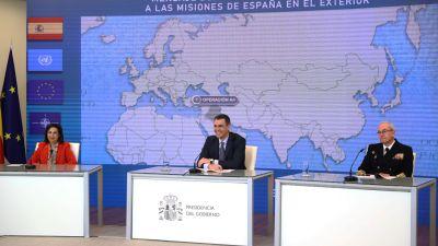 El presidente del Gobierno, Pedro Sánchez, mantiene la tradicional videoconferencia navideña con las unidades españolas. / EFE