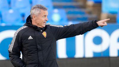 Fran Escribá da instrucciones a sus jugadores en un entrenamiento en La Romareda.