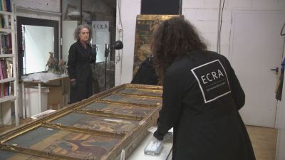 Los operarios en las labores de restauración del retablo de la capilla de la Purificación de la Catedral de Tarazona (Zaragoza).