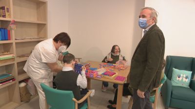 El presidente del PP de Aragón, Jorge Azcón, en su visita este martes a la residencia de la Fundación Adislaf.