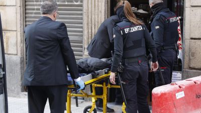 Una mujer ha sido asesinada en un bar del barrio de San Francisco en Bilbao, acuchillada anoche presuntamente por su pareja en el mismo local. / EFE.