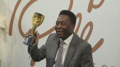 Pelé con la antigua copa Jules Rimet de campeón del mundo, que conquistó en tres ocasiones. / AFP