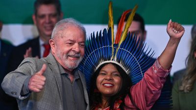 El presidente electo de Brasil, Luiz Inacio Lula da Silva, posa al lado de la designada ministra de los Pueblos Indígenas, Sônia Guajajara. / EFE.