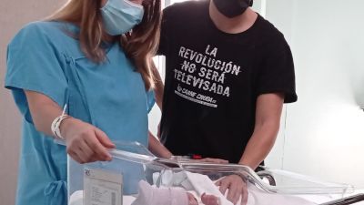 Los felices padres, Aitana y Daniel, posan junto al pequeño Ander.