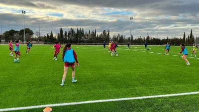 El primer equipo del Zaragoza CFF ya se ha ejercitado este lunes en los nuevos campos del CDM Mudéjar.