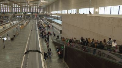 Viajeros en la Estación Intermodal Zaragoza-Delicias.