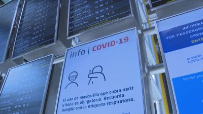 Información covid en un aeropuerto español.