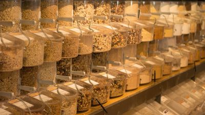 Dispensadores de especias en una tienda a granel. / Pixabay