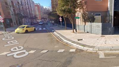 Intersección de un carril bici en la calle El Maquinista de la General. / Google Maps