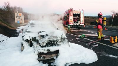 Los bomberos han sofocado las llamas de un vehículo en la carretera de Benabarre, en Huesca. / DPH