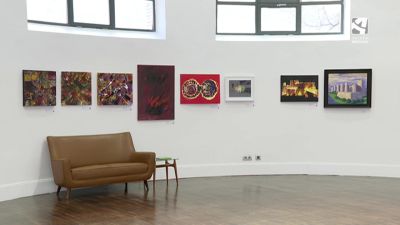 Algunos de las obras que componen la muestra solidaria.