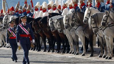 El rey Felipe VI pasa revista a las tropas durante la celebración de la Pascua Militar este viernes en la plaza de la Armería de Madrid, frente al Palacio Real. EFE/ Chema Moya.