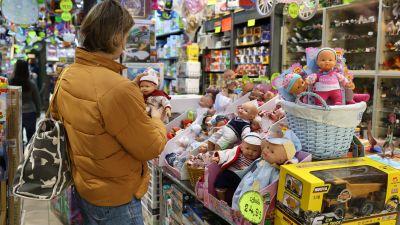 Según la encuesta, la actual situación económica ha reducido el presupuesto que los españoles dedican a estas compras. / Europa Press