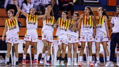 Las jugadoras de la Selección Aragonesa celebran una canasta.