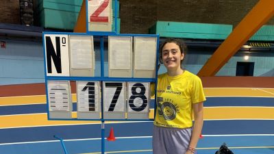 Gabriela Sanz posa en el Palacio de los Deportes junto a su nuevo récord de Aragón absoluto.