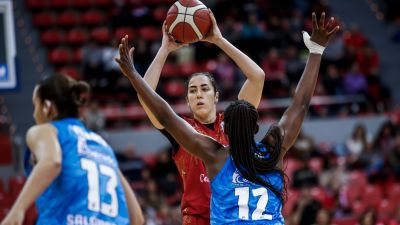 Vega Gimeno, en una acción del partido ante Perfumerías Avenida. Foto: Casademont Zaragoza