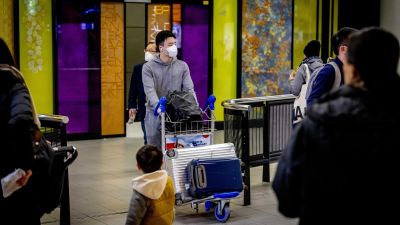 Los viajeros de un vuelo desde China llegando este domingo al aeropuerto de Schipho (Países Bajos). / EFE/EPA/ROBIN UTRECHT.